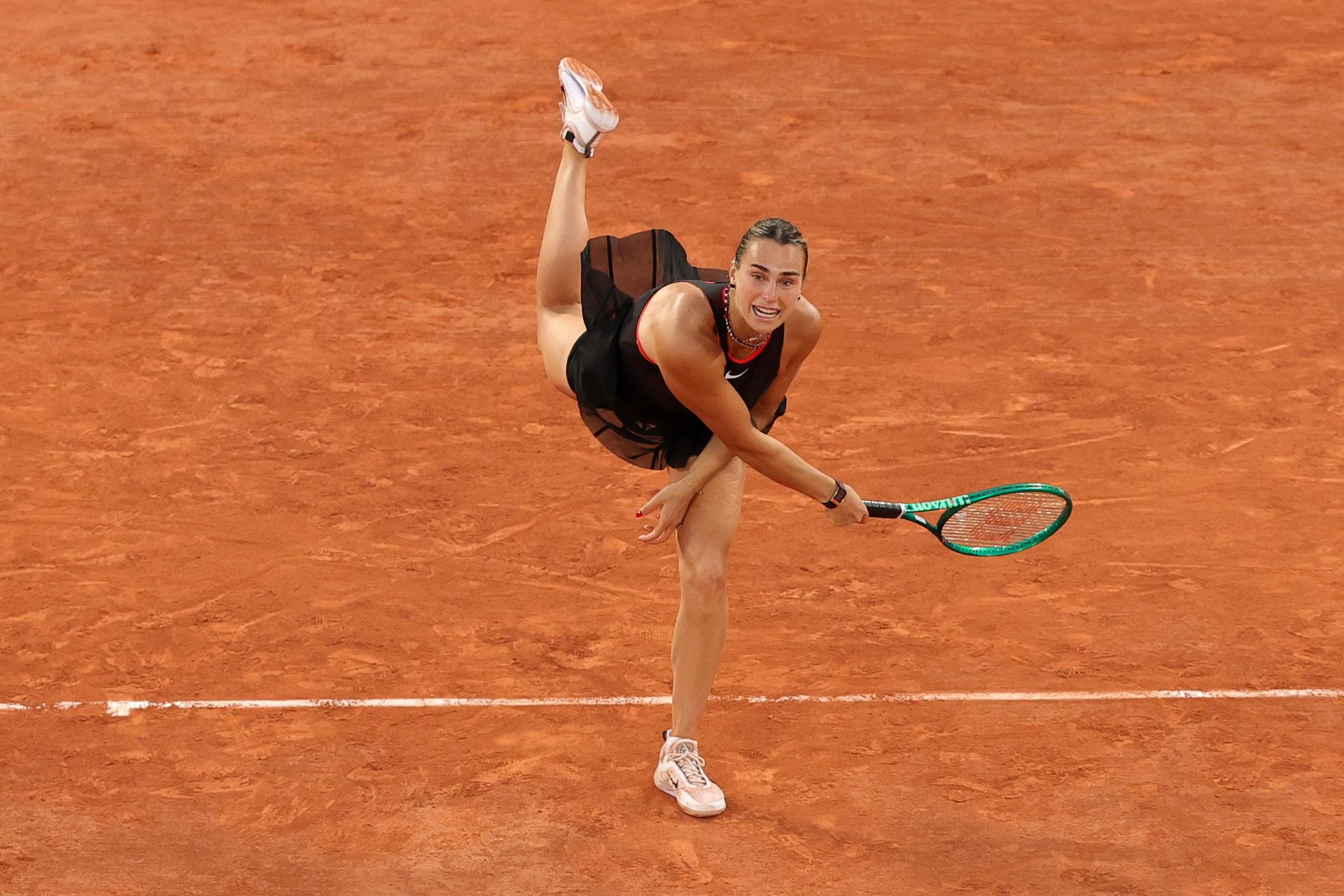 Paris (France), 01/06/2026.- Aryna Sabalenka of Belarus in action during her Women's round of 16 match against Naomi Osaka of Japan at the French Open Grand Slam tennis tournament at Roland Garros in Paris, France, 01 June 2026. (Tenis, Abierto, Bielorrusia, Francia, Japón) EFE/EPA/TERESA SUAREZ
