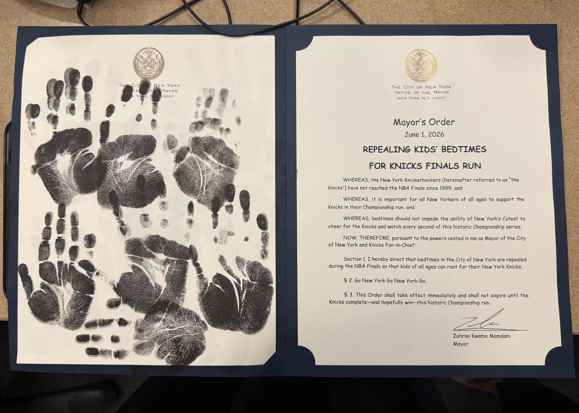 Fotografía publicada en la cuenta en X del alcalde de Nueva York, Zohran Mamdani (@NYCMayor) donde se aprecia la orden ejecutiva para "suprimir la hora de dormir" de los niños para que puedan ver el partido entre los New York Knicks y los San Antonio Spurs, firmada este lunes en Nueva York.  EFE/@NYCMayor /SOLO USO EDITORIAL /NO VENTAS /SOLO DISPONIBLE PARA ILUSTRAR LA NOTICIA QUE ACOMPAÑA /CRÉDITO OBLIGATORIO
