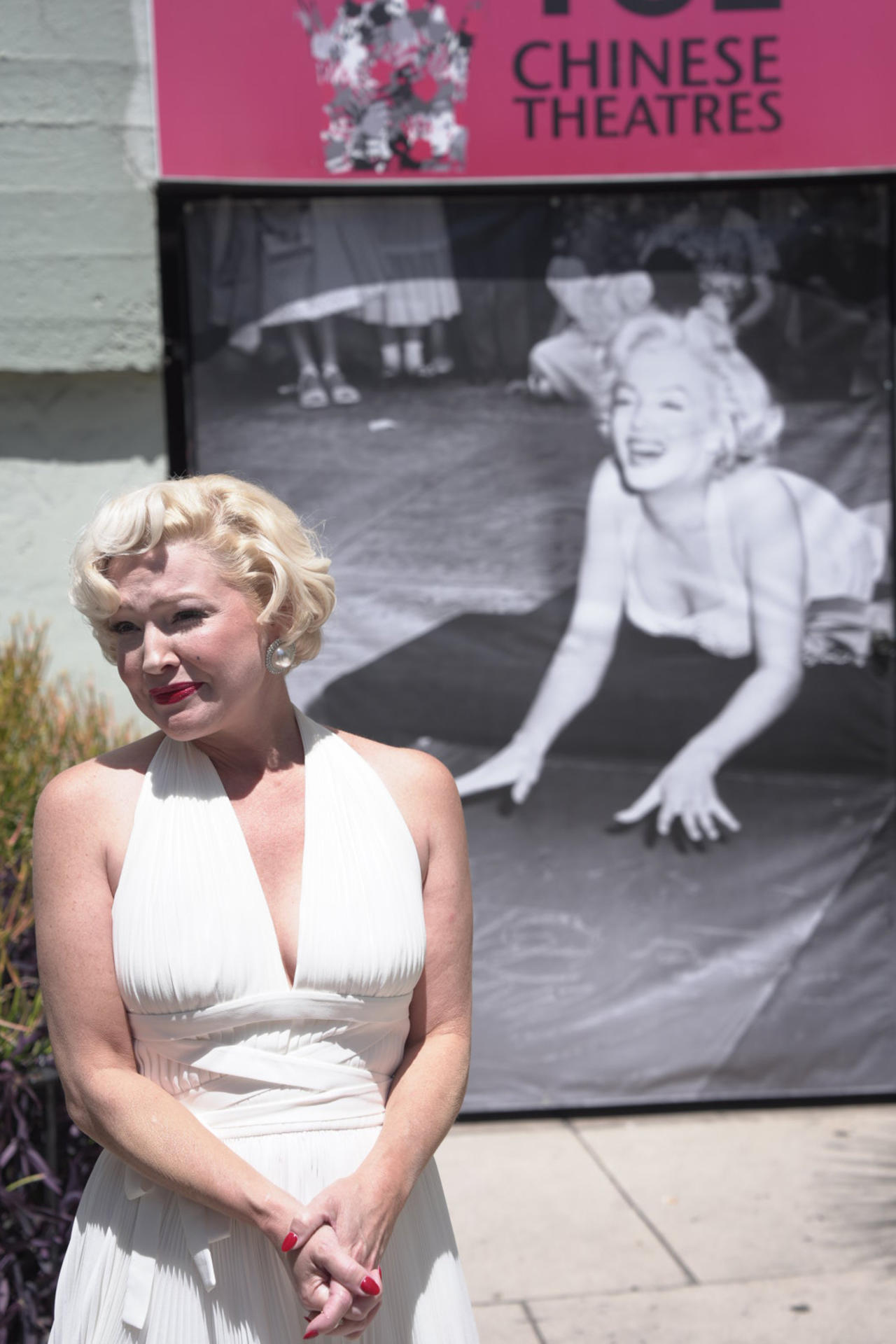 AME7549. LOS ÁNGELES (ESTADOS UNIDOS), 01/06/2026.- Una mujer caracterizada como Marilyn Monroe participa en la conmemoración del centenario de la actriz este lunes, en el TCL Chinese Theatre en Los Ángeles (Estados Unidos). Marilyn Monroe fue mucho más que el icono de glamour que la convirtió en mito global. Detrás de esa imagen, a menudo reducida al estereotipo de símbolo sexual, hubo una actriz rigurosa, formada en el método, y una figura clave en la lucha por el control creativo en Hollywood. EFE/ Omar Alonso
