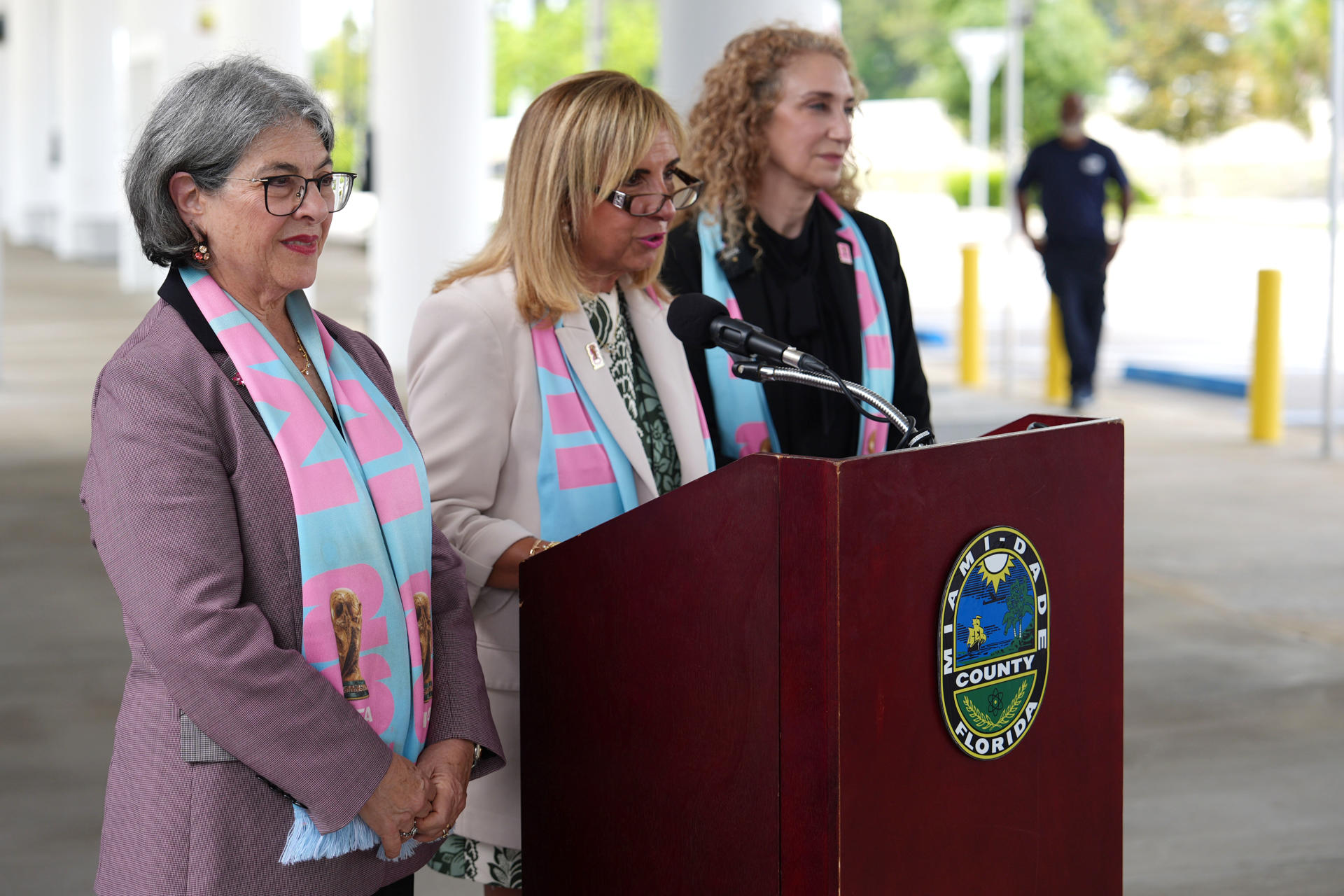 La directora ejecutiva del Comité Anfitrión de la Copa Mundial de la FIFA 2026 de Miami, Alina Hudak (c), habla junto a la directora ejecutiva del Departamento de Transporte y Obras Públicas del condado de Miami-Dade, Stacy L. Miller (d), y la alcaldesa del condado, Daniella Levine Cava, durante una rueda de prensa este lunes, en Miami (EE.UU.). EFE/Alberto Boal