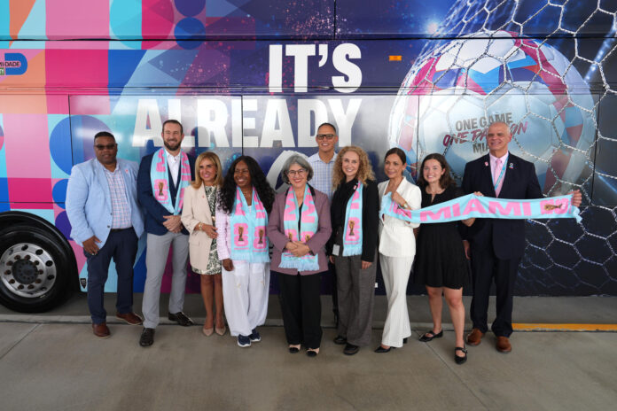 La alcaldesa del condado de Miami-Dade, Daniella Levine Cava (c), posa junto a otras autoridades durante una rueda de prensa este lunes, en Miami (EE.UU.). Las autoridades de Miami-Dade anunciaron las novedades del transporte público que pondrán en marcha durante la disputa del Mundial para facilitar el flujo de aficionados, que incluye transporte gratuito de enlace al Hard Rock Stadium para los seguidores con entradas. EFE/Alberto Boal
