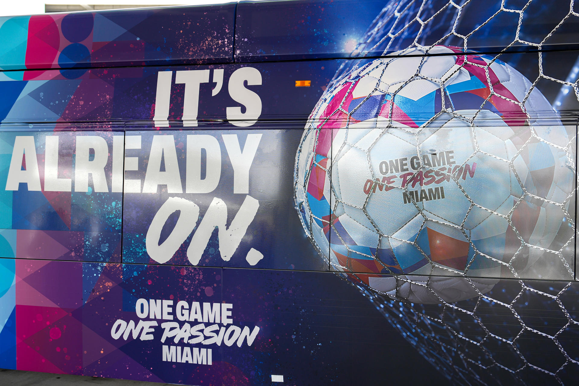 Fotografía que muestra la decoración realizada para los autobuses durante el Mundial de la FIFA 2026 durante una rueda de prensa este lunes, en Miami (EE.UU.). Las autoridades de Miami-Dade anunciaron las novedades del transporte público que pondrán en marcha durante la disputa del Mundial para facilitar el flujo de aficionados, que incluye transporte gratuito de enlace al Hard Rock Stadium para los seguidores con entradas. EFE/Alberto Boal