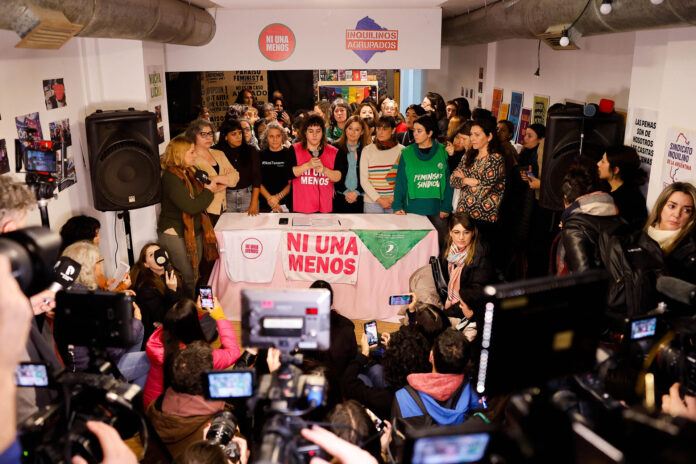Representantes del colectivo Ni una Menos participan en una rueda de prensa tras confirmarse este fin de semana el feminicidio de una menor de 14 años en Córdoba, este lunes en Buenos Aires (Argentina). EFE/ Juan Ignacio Roncoroni
