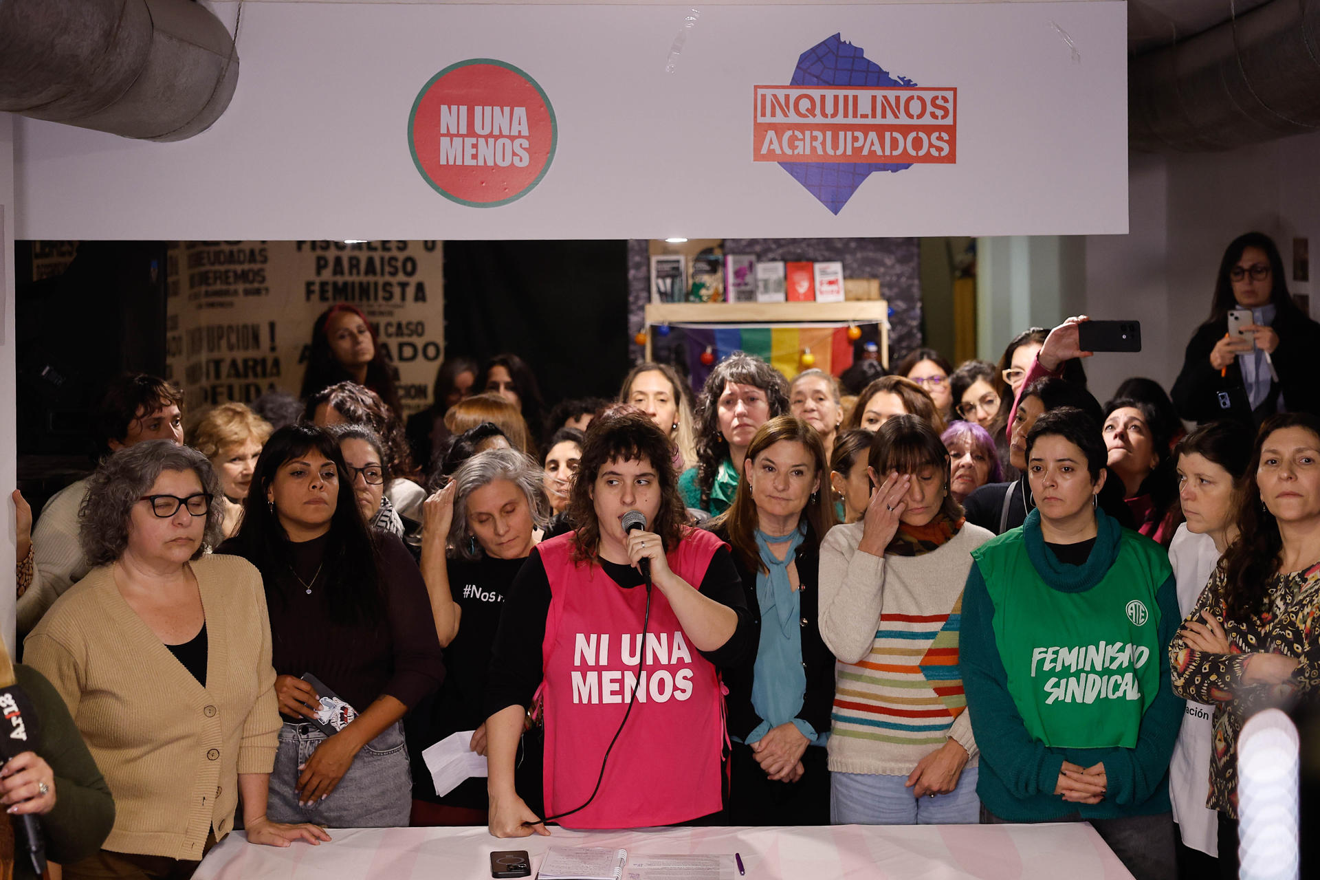 Representantes del colectivo Ni una Menos participan en una rueda de prensa tras confirmarse este fin de semana el feminicidio de una menor de 14 años en Córdoba, este lunes en Buenos Aires (Argentina). EFE/ Juan Ignacio Roncoroni
