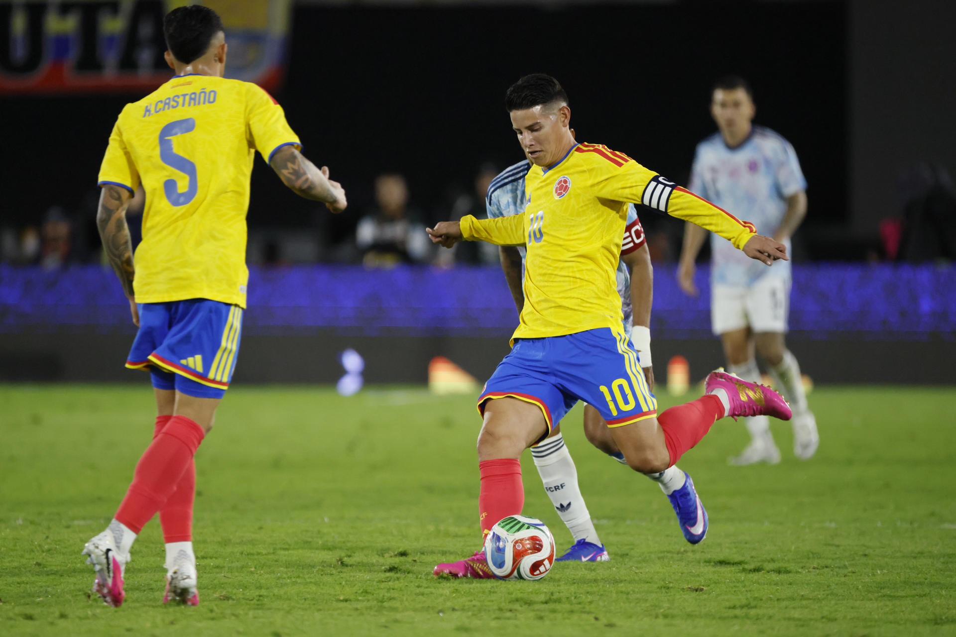 James Rodríguez (d) se dispone a dar un pase este lunes en el partido amistoso de Colombia ante Costa Rica en el estadio El Campín de Bogotá. EFE/ Carlos Ortega
