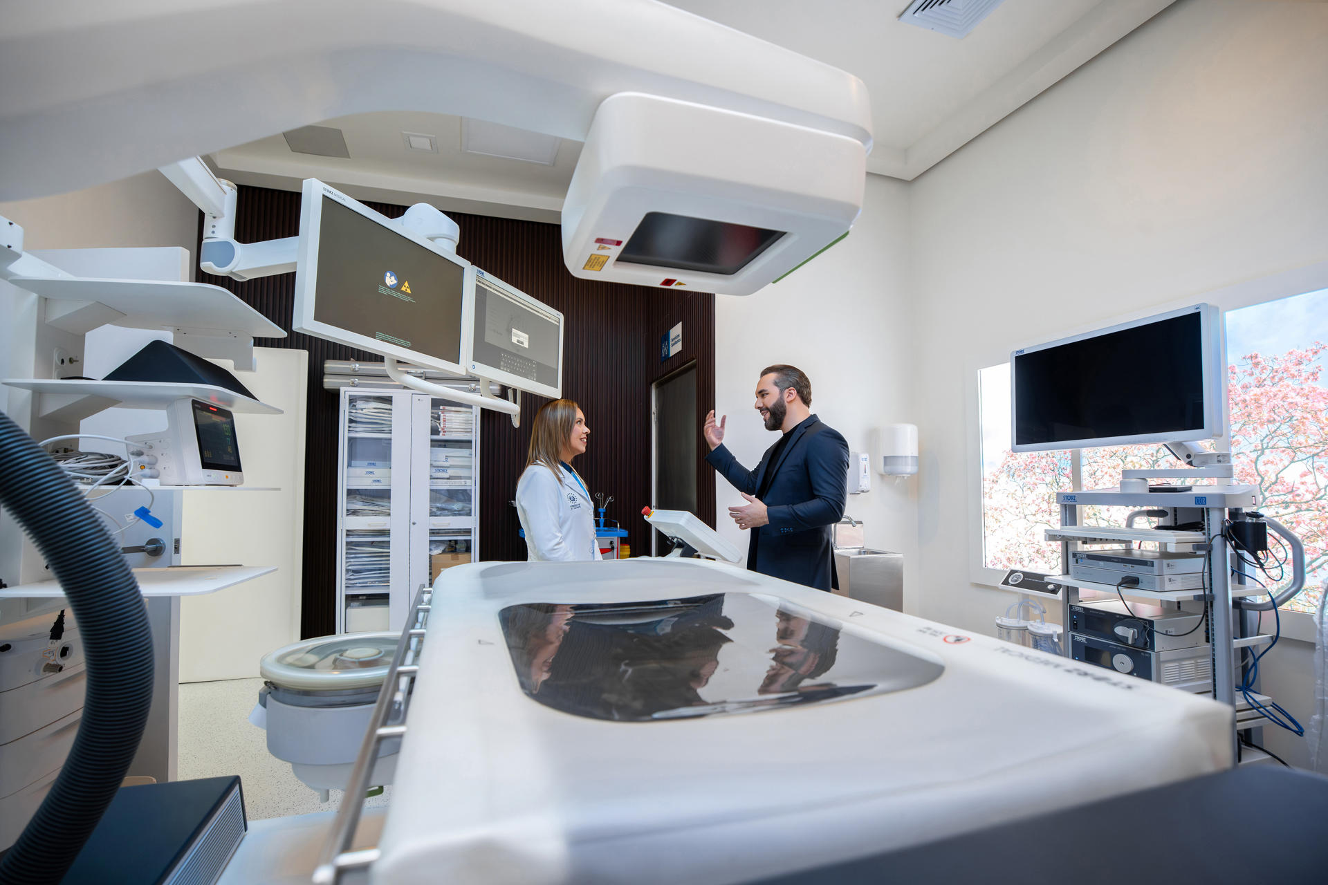 Fotografía cedida por el Gobierno de El Salvador que muestra al presidente Nayib Bukele (d), hablando en un recorrido por las nuevas instalaciones del Hospital Rosales, el principal centro médico del país en San Salvador (El Salvador). EFE/ Gobierno de El Salvador
