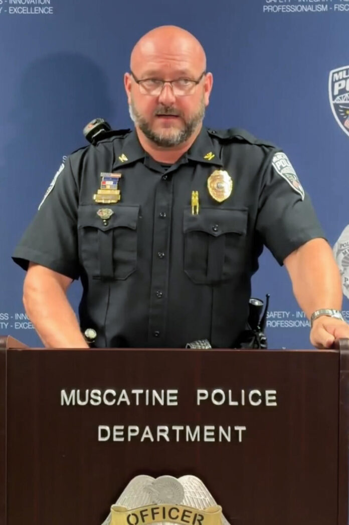 Fotografía de Rastreo de Redes que muestra al jefe actual de la Policía de Muscatine, Anthony Kies, durante una rueda de prensa en Muscatine (EE.UU.). EFE/ Rastreo de Redes
