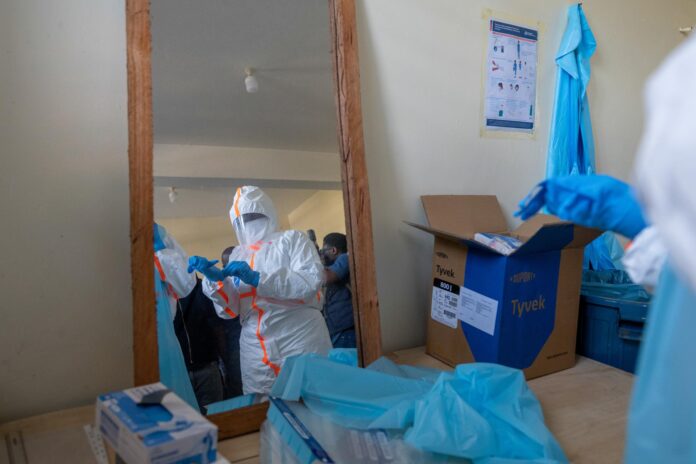Imagen de archivo de una persona con un equipo de protección personal en un edificio destinado al tratamiento de pacientes con el virus del Ébola en Bunia, Ituri, República Democrática del Congo, el 31 de mayo de 2026. 
EFE/EPA/STRINGER
