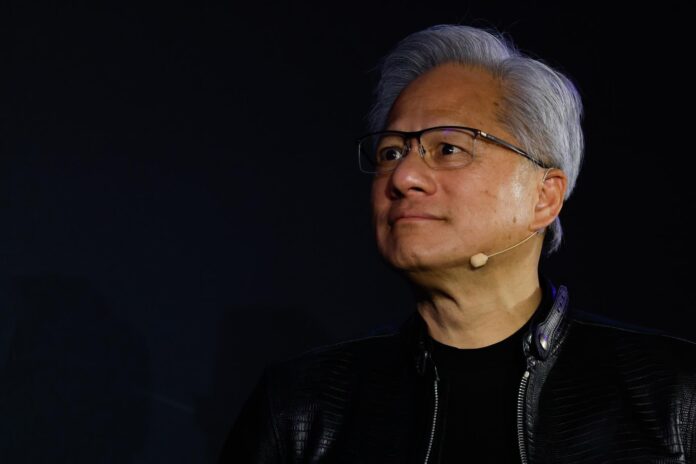 TAIPEI (Taiwán), 02/06/2026.- El CEO de NVIDIA, Jensen Huang, observa el escenario durante la presentación del CEO de Arm Holdings, René Haas, en el marco de la feria COMPUTEX 2026 en Taipéi, Taiwán, el 2 de junio de 2026. 
EFE/EPA/RITCHIE B. TONGO
