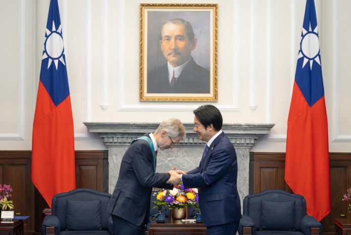 TAIPÉI, 02/06/2026.- El presidente taiwanés, Lai Ching-te (d), entrega la Orden de la Nube Propicia, la mayor distinción civil de Taiwán, al presidente del Senado checo, Miloš Vystrčil (izquierda), en la Oficina Presidencial de Taipéi.
EFE/ Oficina Presidencial De Taiwán/Wang Yu Ching
