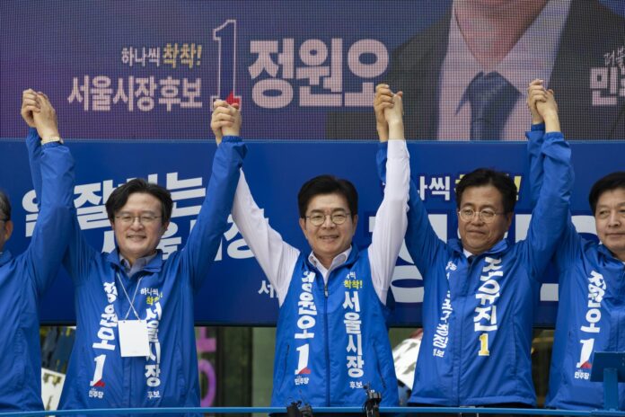 SEÚL (Corea del Sur), 02/06/2026.- Chong Won-O (C), candidato del gobernante Partido Demócrata a la alcaldía de Seúl, gesticula durante un mitin de campaña en Seúl, Corea del Sur, el 2 de junio de 2026. 
EFE/EPA/JEON HEON-KYUN
