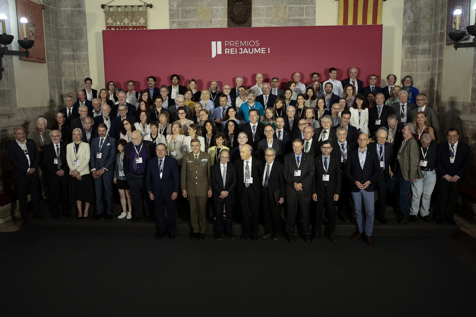 Foto de familia de los jurados de la trigésima octava edición de los Premios Rei Jaume I, entre ellos 25 premios Nobel, que dan a conocer este martes a los galardonados con 100.000 euros en cada una de sus siete categorías (Investigación Básica, Economía, Investigación Biomédica, Investigación Clínica y Salud Pública, Protección del Medio Ambiente, Nuevas Tecnologías y Revelación Empresarial) de entre 240 candidaturas. EFE/Biel Aliño
