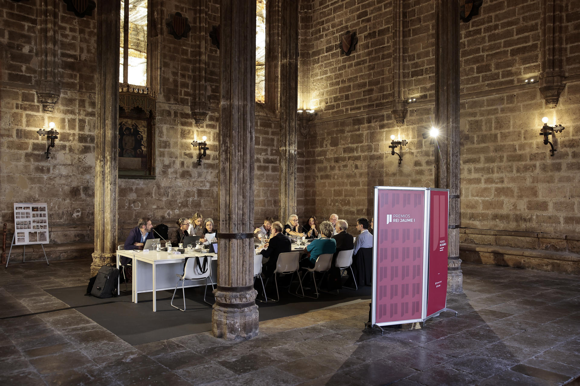 Deliberación de los jurados de la trigésima octava edición de los Premios Rei Jaume I, entre ellos 25 premios Nobel, que dan a conocer este martes a los galardonados con 100.000 euros en cada una de sus siete categorías (Investigación Básica, Economía, Investigación Biomédica, Investigación Clínica y Salud Pública, Protección del Medio Ambiente, Nuevas Tecnologías y Revelación Empresarial) de entre 240 candidaturas. EFE/Biel Aliño
