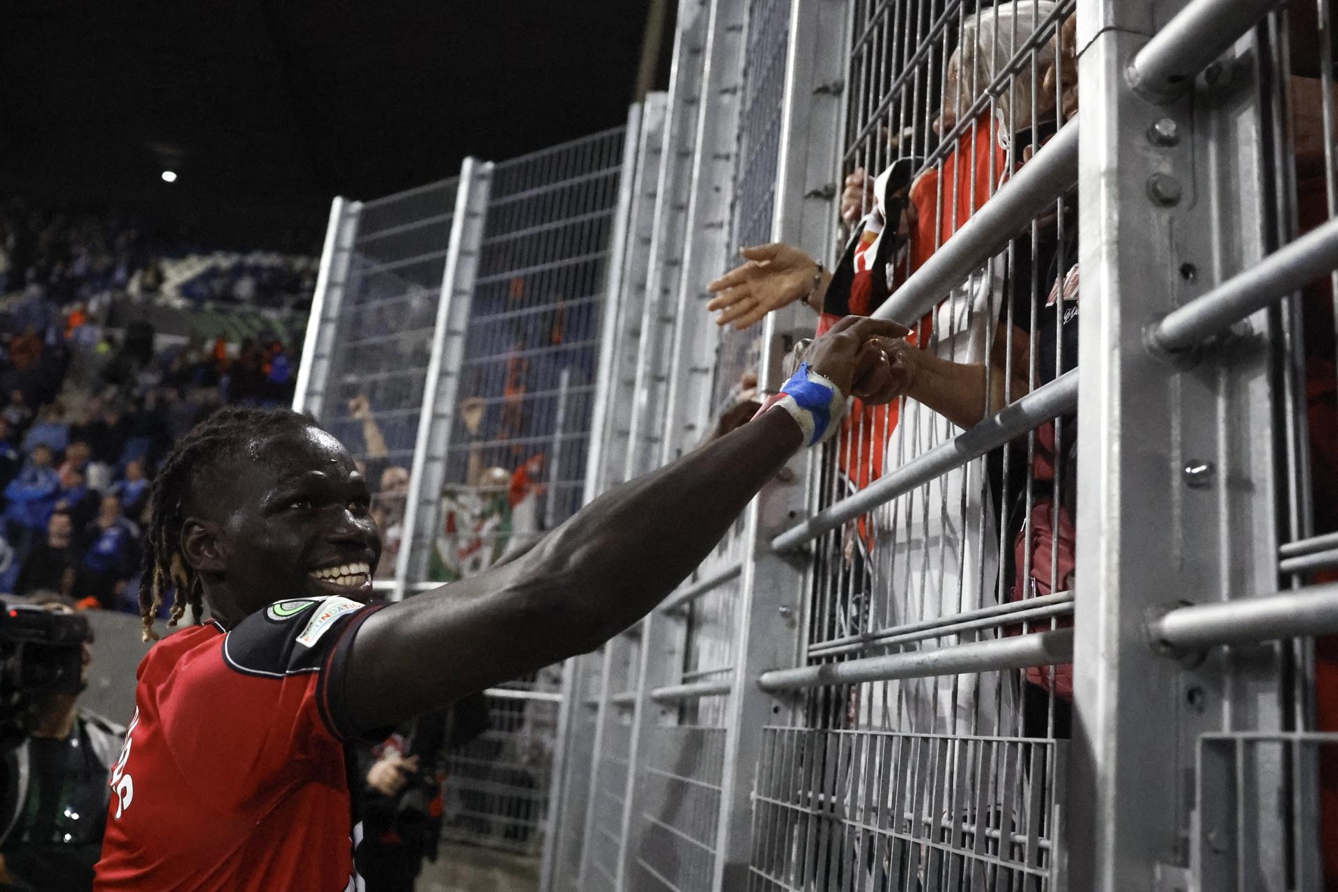 Fotografía de Monammed Badra, en la que puede verse en una imagen de archivo del pasado 7 de mayo al futbolista del Rayo Vallecano Pathe Ciss (i), al término de un partido. EFE
