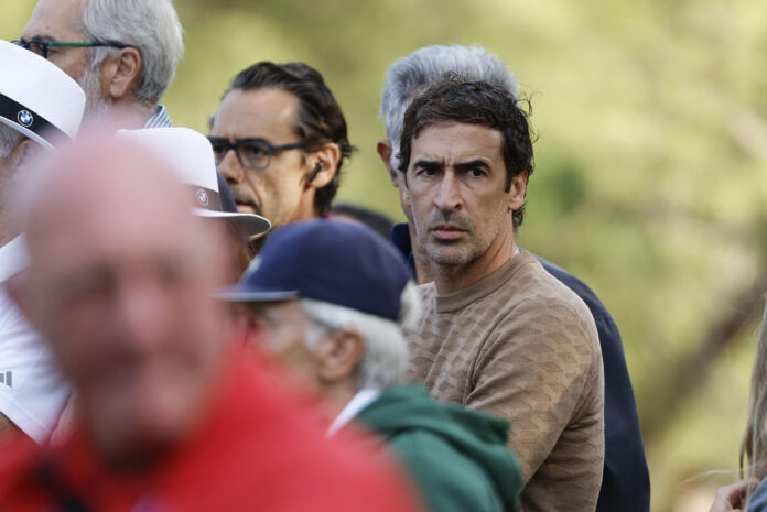 Fotografía de Sergio Pérez, en la que puede verse en una imagen de archivo del 9 de octubre de 2025 al exfutbolista Raúl González. EFE

