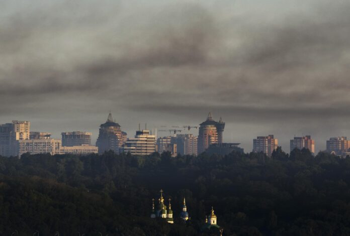 Humo de incendios flota en el cielo tras un masivo ataque ruso a la capital ucraniana, Kiev, Ucrania, este martes 2 de junio de 2026, en medio de la invasión rusa. EFE/EPA/SERGEY DOLZHENKO

