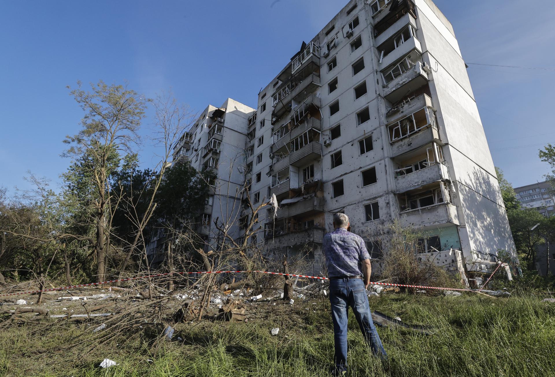 Un hombre contempla los daños en un edificio residencial impactado por el masivo ataque ruso en la capital Kiev, en Ucrania, este martes 2 de junio de 2026. EFE/EPA/SERGEY DOLZHENKO

