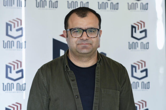 Hakob Karapetián, número dos de la lista electoral del partido opositor armenio Nueva Fuerza, liderado por un antiguo aliado del primer ministro, Nikol Pashinián, y que afronta las elecciones parlamentarias del domingo con la aspiración de convertirse con una agenda europeísta en una alternativa tanto a la formación gobernante como a la vieja guardia del país caucásico. EFE/Beatriz Arslanián
