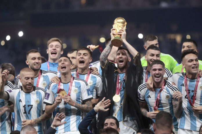 Fotografía de Juan Ignacio Roncoroni, en la que puede verse en una imagen de archivo del 18 de diciembre de 2022 a los futbolistas de la selección de Argentina levantando el trofeo de campeones del mundo en Lusail (Catar). EFE
