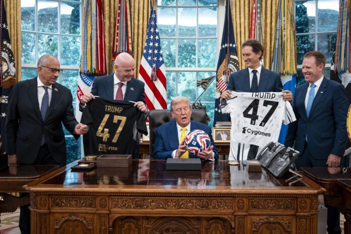 Fotografía de Doug Mills, en la que puede verse en una imagen de archivo del 18 de junio de 2025 al presidente de Estados Unidos Donald Trump (c) junto al presidente de la FIFA, Gianni Infantino (2-i), entre otros, en el Despacho Oval de la Casa Blanca, en Washington. EFE/Pool
