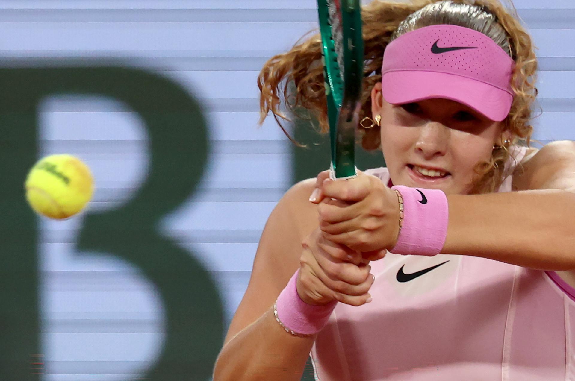 La tenista rusa Mirra Andreeva, durante su partido de este martes, correspondiente a los cuartos de final de Roland Garros, contra la rumana Sorana Cirstea. EFE/MOHAMMED BADRA
