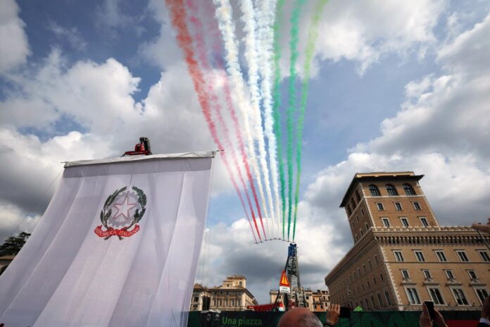 La Patrulla Acrobática del Ejército del Aire italiano Frecce Tricolori sobrevuela el Altar de la Patria durante las celebraciones por el 80 aniversario del Día de la República (Festa della Repubblica) en los Foros Imperiales de Roma, este martes 2 de junio de 2026. EFE/EPA/MASSIMO PERCOSSI
