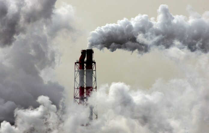 Fotografía de archivo de la chimenea de una fábrica lanzando humo. EFE/Franck Robichon
