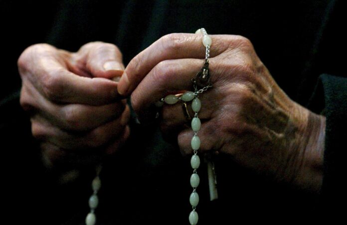 Una mujer reza el rosario en una imagen de archivo. EFE/Chris Radburn PROHIBIDA SU PUBLICACIÓN EN REINO UNIDO E IRLANDA[UK AND IRELAND OUT]

