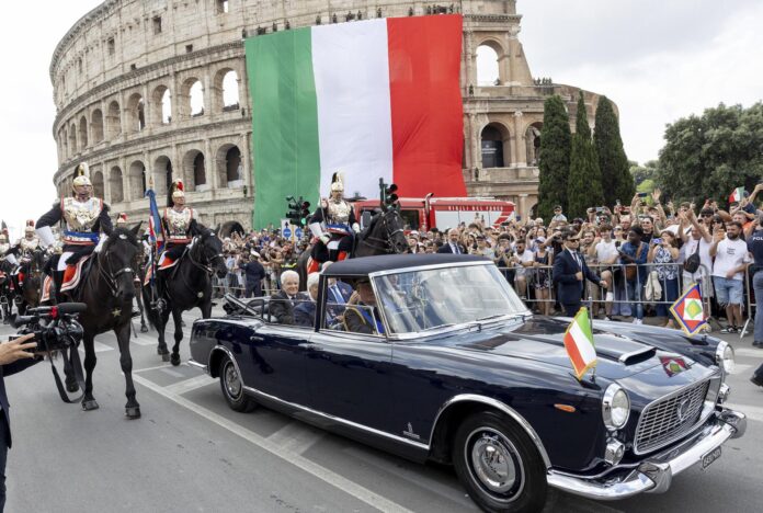 El presidente de Italia, Sergio Mattarella, durante el desfile militar con motivo del 80 aniversario de la instauración de la República, en la avenida de los Foros Imperiales de Roma, Italia, el 2 de junio de 2026. EFE/EPA/PAOLO GIANDOTTI / QUIRINAL PALACE / HANDOUT HANDOUT EDITORIAL USE ONLY/NO SALES

