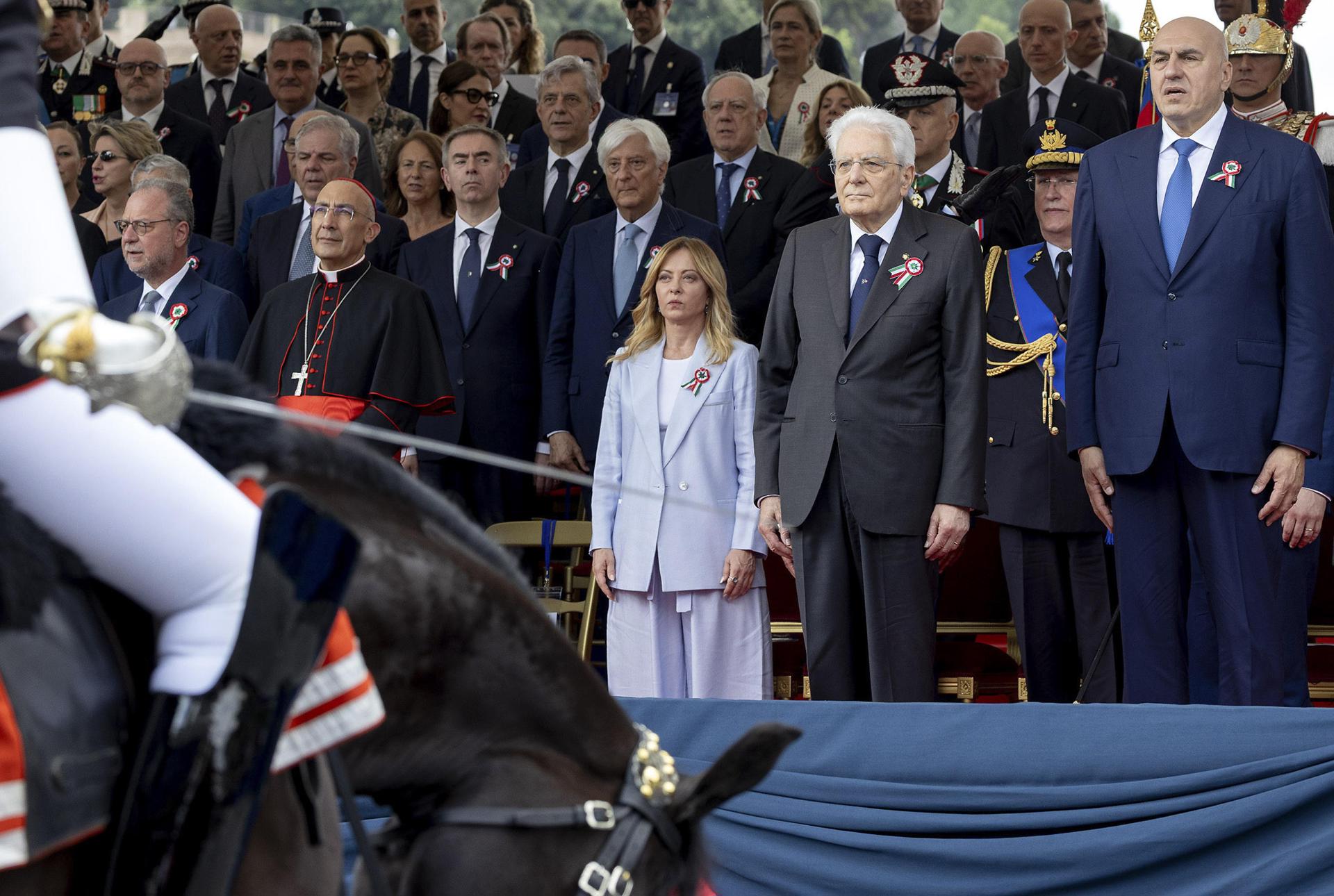 El presidente de Italia, Sergio Mattarella, y la primera ministra Giorgia Meloni asisten al desfile militar con motivo del 80 aniversario de la instauración de la República, en la avenida de los Foros Imperiales de Roma, Italia, el 2 de junio de 2026. EFE/EPA/PAOLO GIANDOTTI / QUIRINAL PALACE / HANDOUT HANDOUT EDITORIAL USE ONLY/NO SALES

