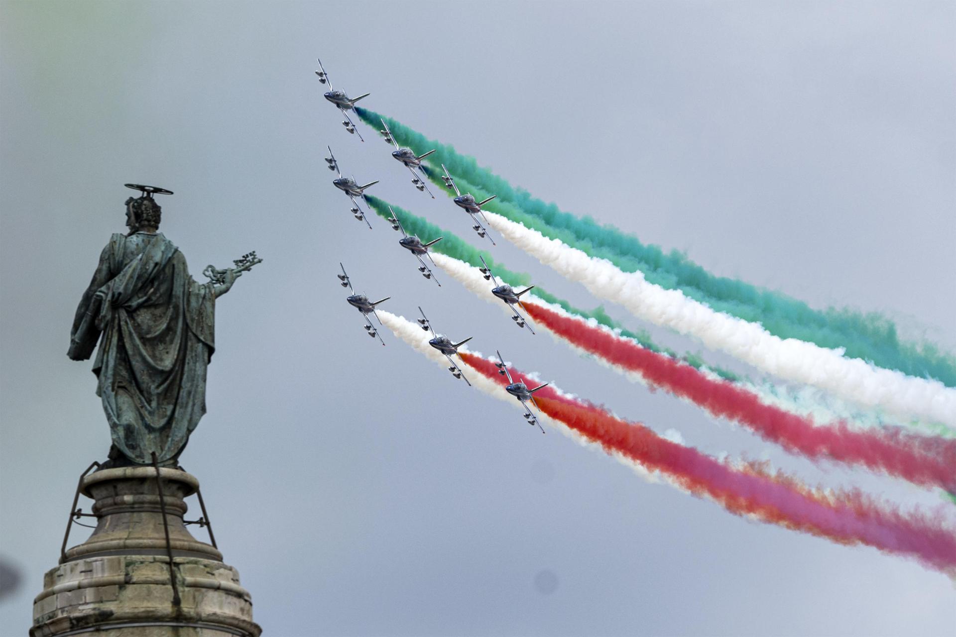 El equipo acrobático de la Fuerza Aérea Italiana 'Frecce Tricolori' sobrevuela la avenida de los Foros Imperiales durante el desfile militar con motivo del 80 aniversario de la instauración de la República, en Roma, Italia, el 2 de junio de 2026. EFE/EPA/MASSIMO PERCOSSI
