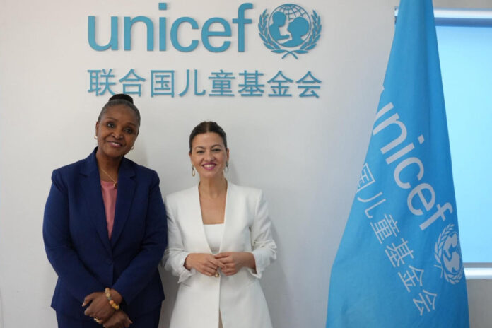 PEKÍN, 02/06/2026.- La ministra de Juventud e Infancia, Sira Rego (d), junto a la representante del organismo en China, Amakobe Sande (i), en Pekín. Rego acordó con UNICEF la participación de España en un diálogo internacional para afrontar los retos de la digitalización, tras reunirse en Pekín con la representante del organismo en China, Amakobe Sande. EFE/Ministerio De Juventud e Infancia *****SOLO USO EDITORIAL/SOLO DISPONIBLE PARA ILUSTRAR LA NOTICIA QUE ACOMPAÑA (CRÉDITO OBLIGATORIO) *****
