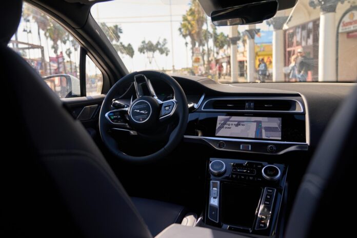 Fotografía de archivo, tomada el 20/11/2024, que muestra el interior de un robotaxi en Los Ángeles, California, Estados Unidos. EFE/EPA/ALLISON DINNER
