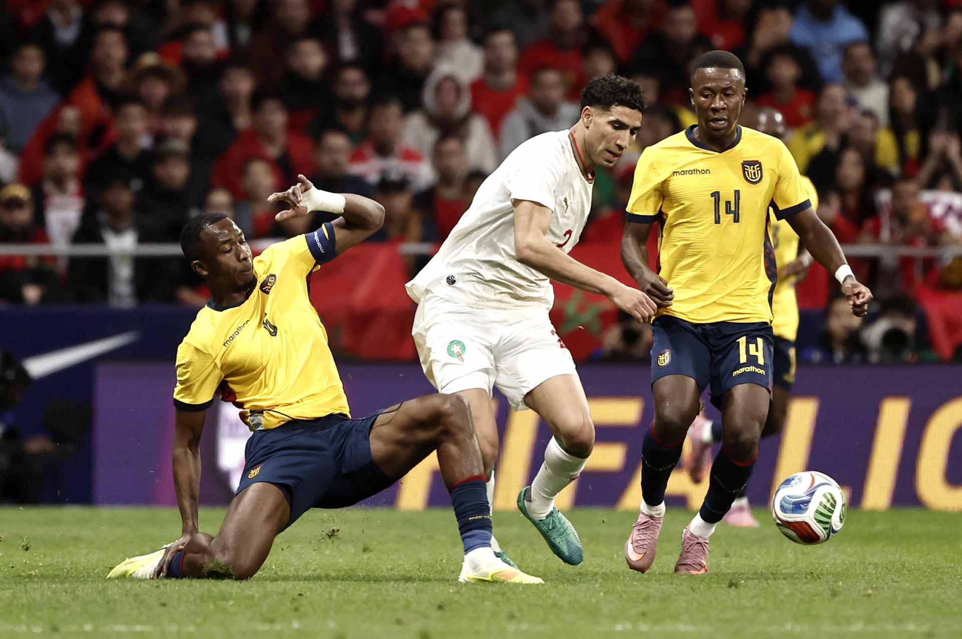 Fotografia de Sergio Pérez, en la que puede verse en una imagen de archivo del pasado 27 de marzo al defensa de la selección de fútbol de Marruecos Achraf Hakimi (c), durante un partido. EFE
