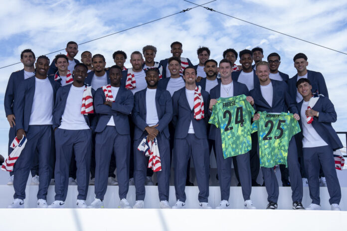 Los jugadores de la selección masculina de fútbol de Estados Unidos posan durante el anuncio de la lista oficial de jugadores convocados para el Mundial 2026 el pasado 26 de mayo, en Nueva York (Estados Unidos). Christian Pulisic, atacante del AC Milan, y Weston McKennie, centrocampista de la Juventus de Turín, encabezan la lista de una Estados Unidos dirigida por Mauricio Pochettino que disputará el Mundial 2026 como coanfitriona junto con México y Canadá entre el 11 de junio y el 19 de julio. EFE/ Ángel Colmenares
