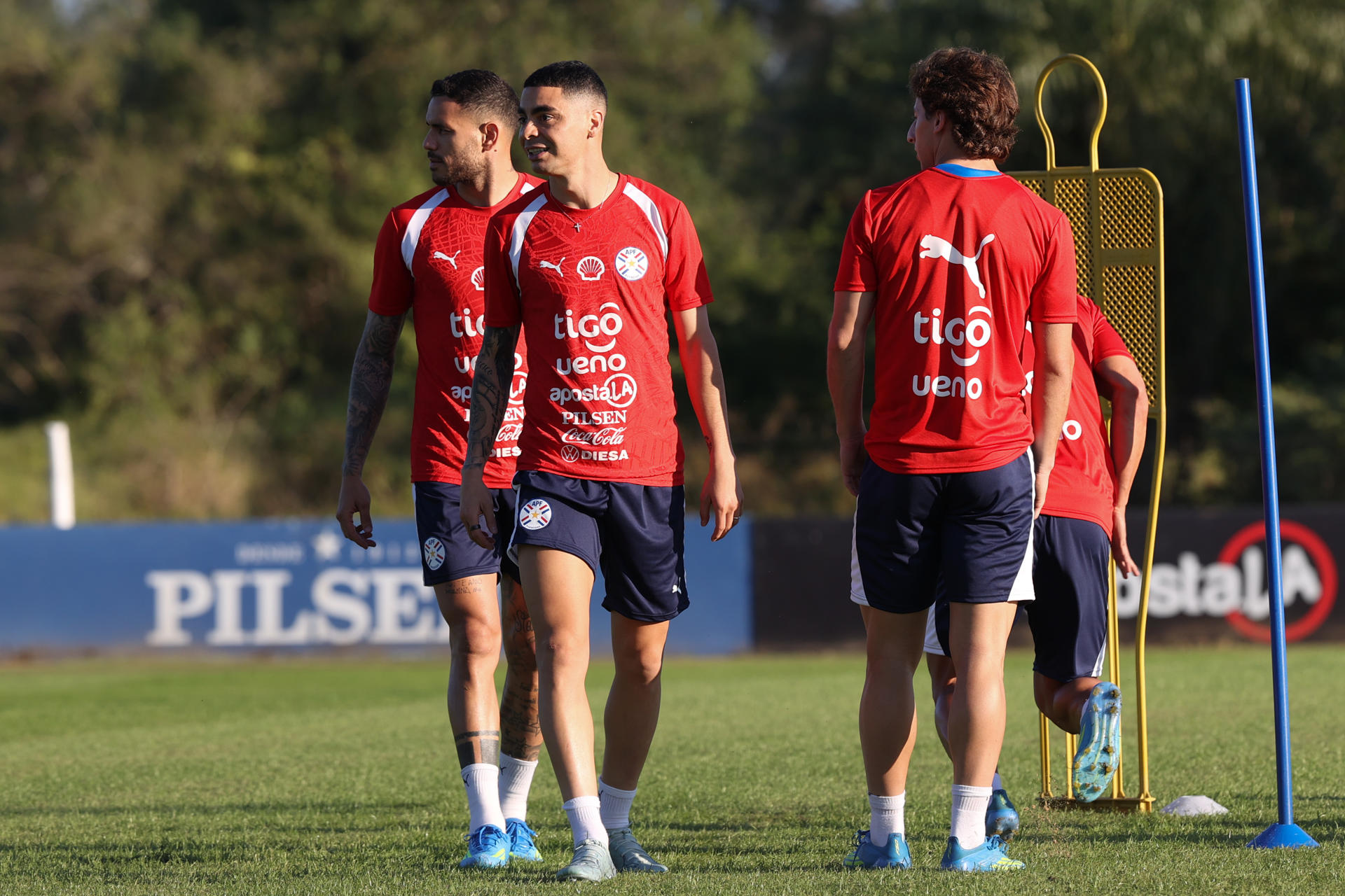 Los jugadores de la selección de Paraguay Antonio Sanabria (i), Miguel Almirón (c) y Matías Galarza entrenan el pasado 26 de mayo, en el Centro de Alto Rendimiento en Ypané (Paraguay). EFE/ Juan Pablo Pino
