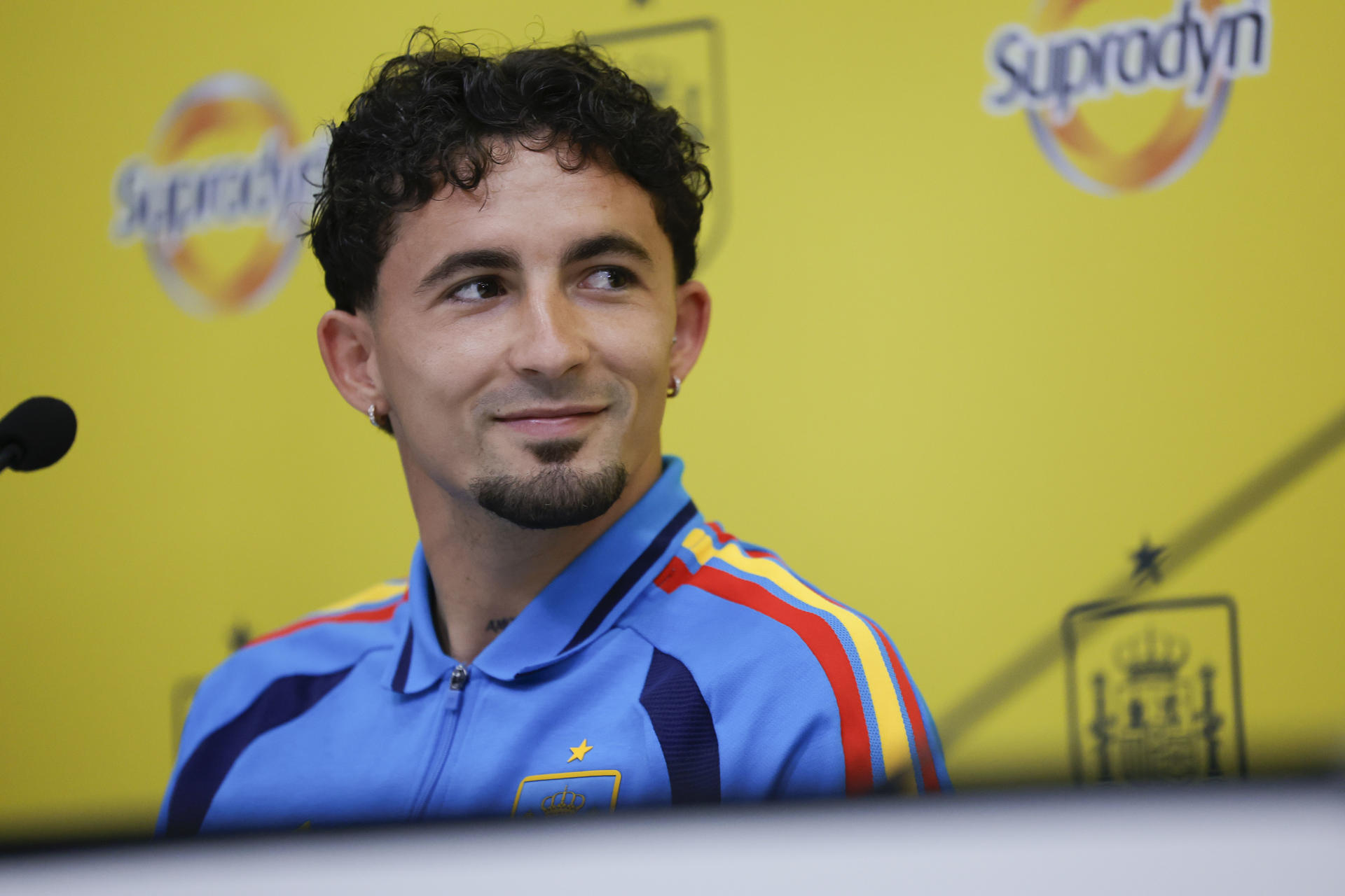 El futbolista de la selección española Yeremy Pino, durante una comparecencia ante los medios este martes en la Ciudad del Fútbol de Las Rozas (Madrid). EFE/Zipi
