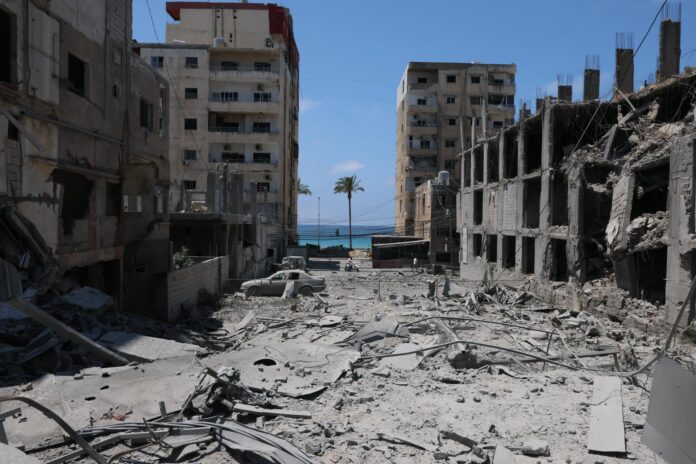 Daños provocados por los ataques israelíes en la ciudad libanesa de Tyre.EFE/EPA/WAEL HAMZEH
