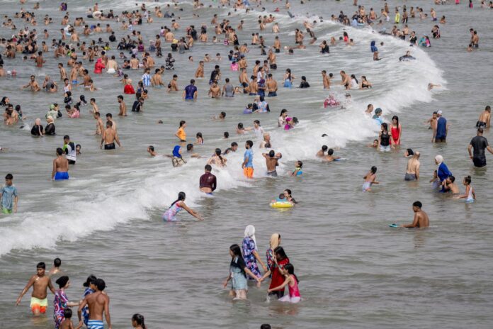 En la imagen de archivo, la gente se refresca en la playa un día de calor en Rabat, Marruecos. EFE/EPA/Jalal Morchidi
