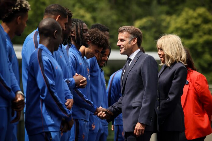 El presidente de Francia, Emmanuel Macron (2d), y su esposa, Brigitte Macron (d), saludan a los integrantes de la selección nacional, concentrada con vistas al Mundial 2026. EFE/ THOMAS PADILLA / POOL *MAXPPP OUT*
