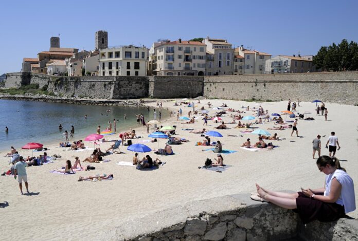 La gente se refresca en la playa de Antibes, sur de Francia, el pasado 27 de mayo. EFE/EPA/SEBASTIEN NOGIER
