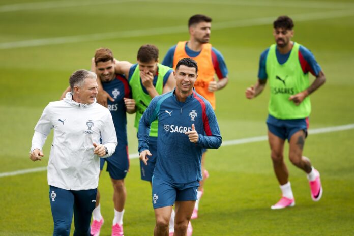 Cristiano Ronaldo entrena junto a sus compañeros en la Ciudad del Fútbol, en Oeiras, este martes. EFE/EPA/FILIPE AMORIM
