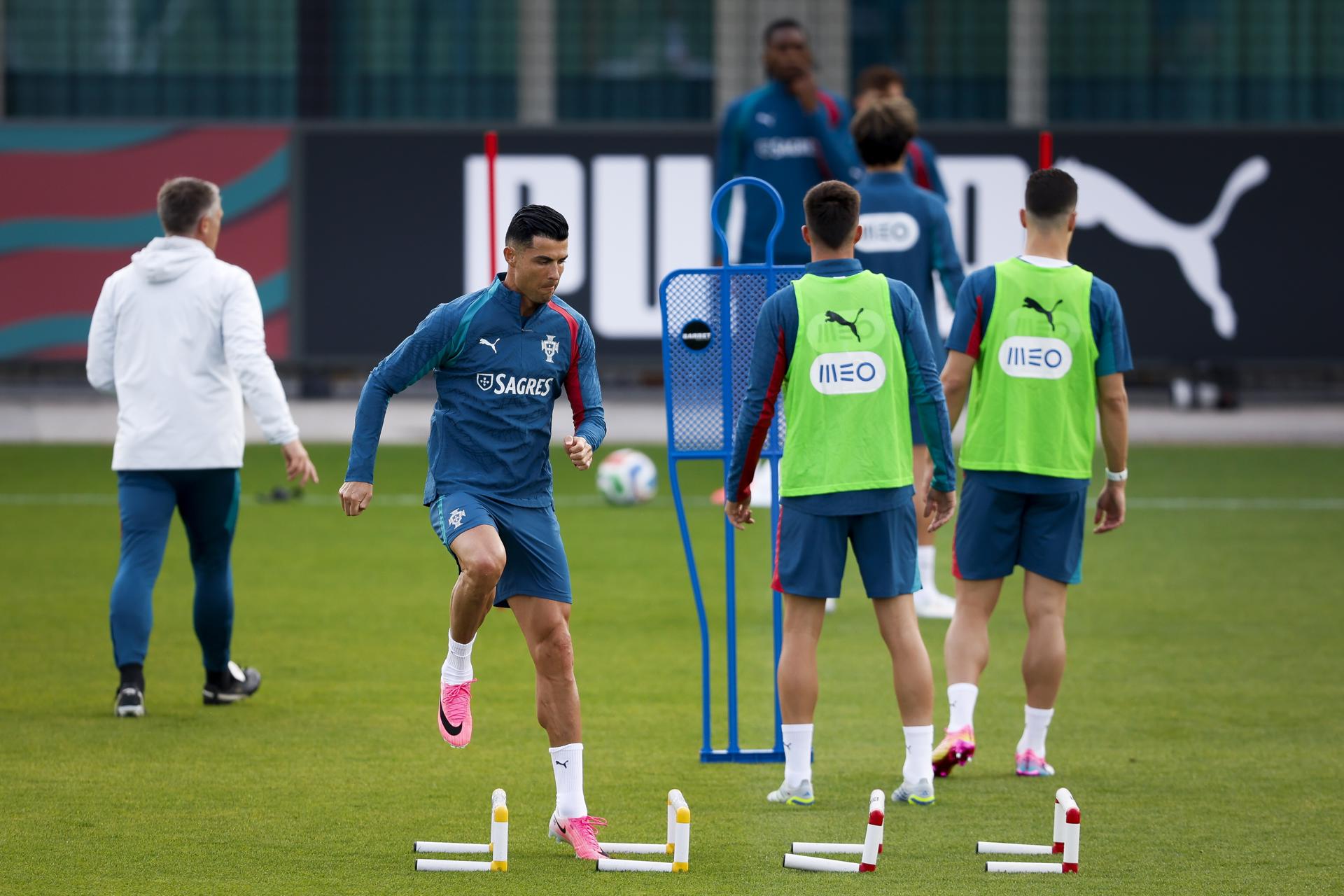 Cristiano Ronaldo entrena junto a sus compañeros en la Ciudad del Fútbol, en Oeiras, este martes. EFE/EPA/FILIPE AMORIM
