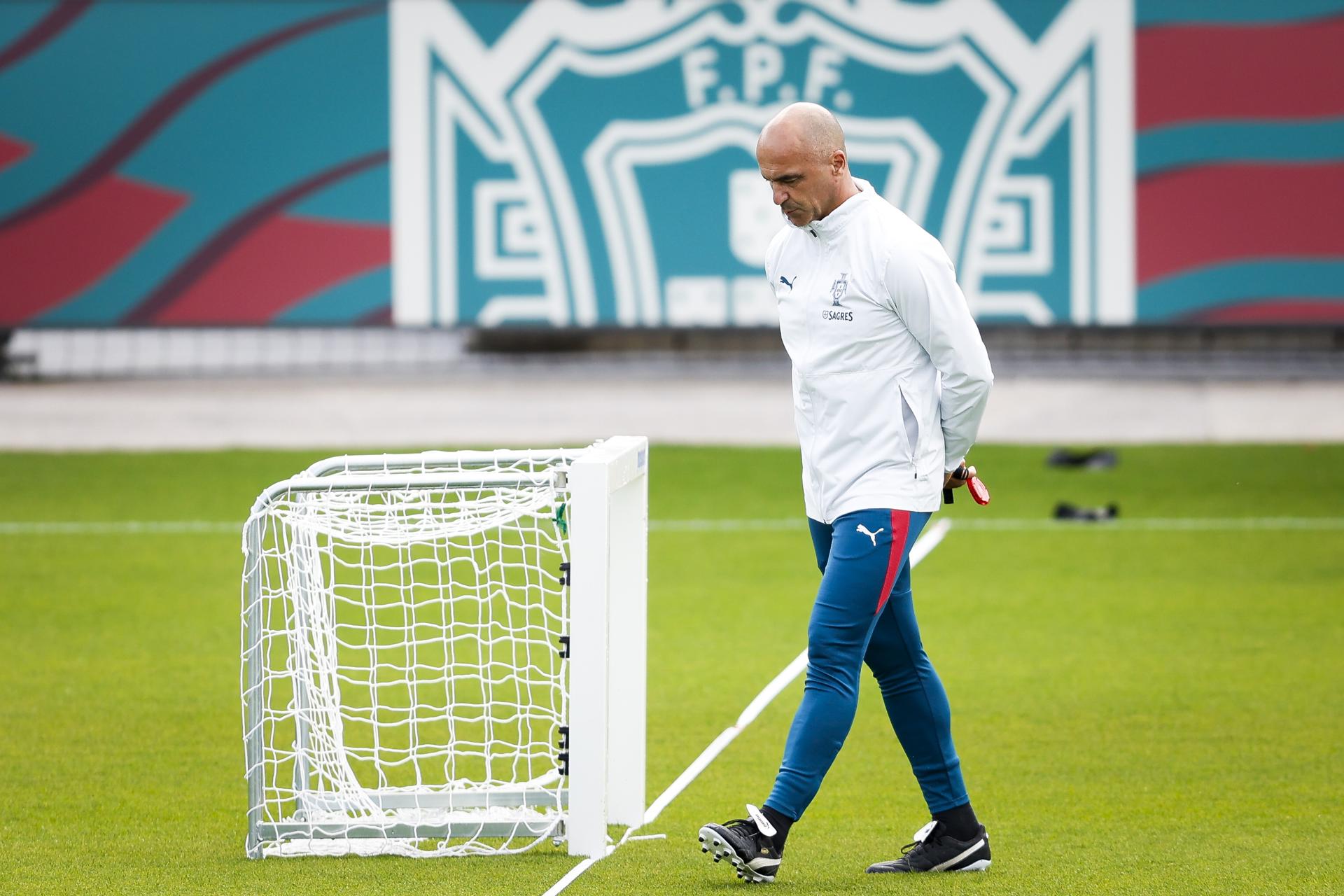 El seleccionador de Portugal, Roberto Martínez, durante el entrenamiento celebrado en la Ciudad del Fútbol, en Oeiras, este martes. EFE/EPA/FILIPE AMORIM
