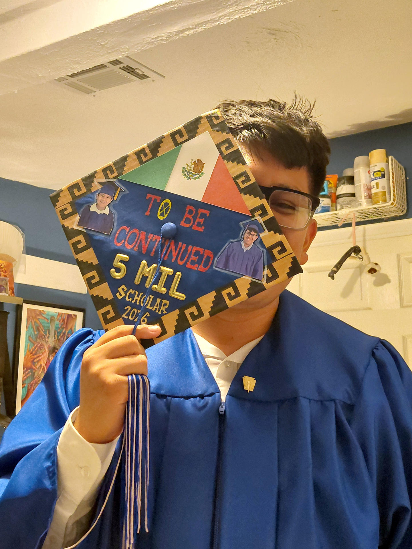 Fotografía cedida por la familia Parra Miguel donde aparece Joseph Parra Miguel, de 18 años e hijo de inmigrantes mexicanos, mostrando su birrete de graduación, que indica su logro de 5 millones de dólares en becas, en Phoenix (EE.UU.). EFE/ Familia Parra Miguel /SOLO USO EDITORIAL/NO VENTAS/SOLO DISPONIBLE PARA ILUSTRAR LA NOTICIA QUE ACOMPAÑA (CRÉDITO OBLIGATORIO)
