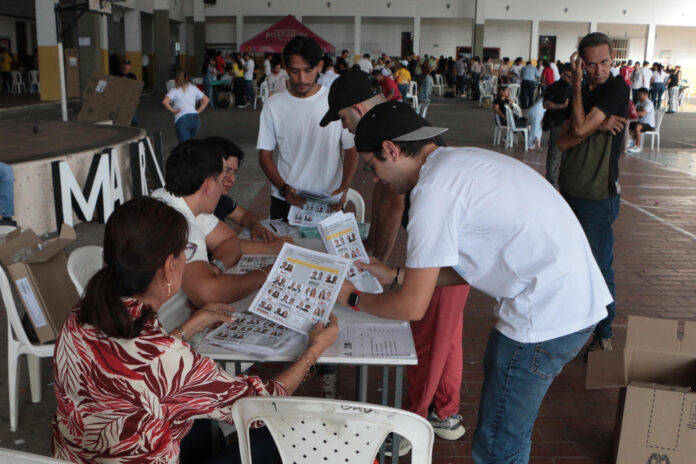Jurados electorales cuentan votos este 31 de mayo en Cúcuta (Colombia). EFE/Mario Caicedo
