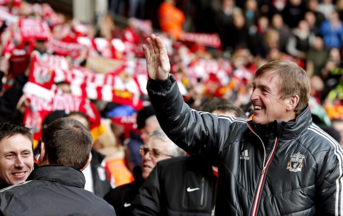Fotografía de Kerim Okten, en la que puede verse en una imagen de archivo del 16 de mayo de 2012 a Kenny Dalglish, en su época de entrenador del Liverpool. EFE
