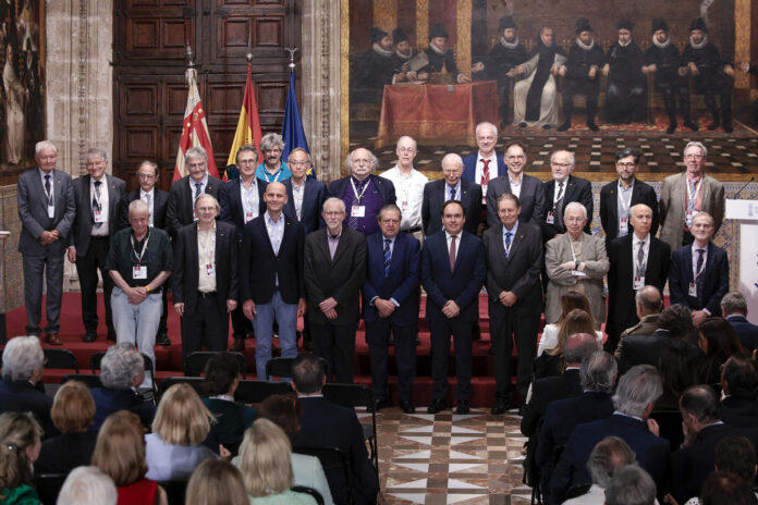 Foto de familia del president de la Generalitat, Juanfran Pérez Llorca, con el jurado de la trigésima octava edición de los Premios Rei Jaume I, que dan a conocer este martes a los galardonados con 100.000 euros en cada una de sus siete categorías (Investigación Básica, Economía, Investigación Biomédica, Investigación Clínica y Salud Pública, Protección del Medio Ambiente, Nuevas Tecnologías y Revelación Empresarial) de entre 240 candidaturas. EFE/Biel Aliño
