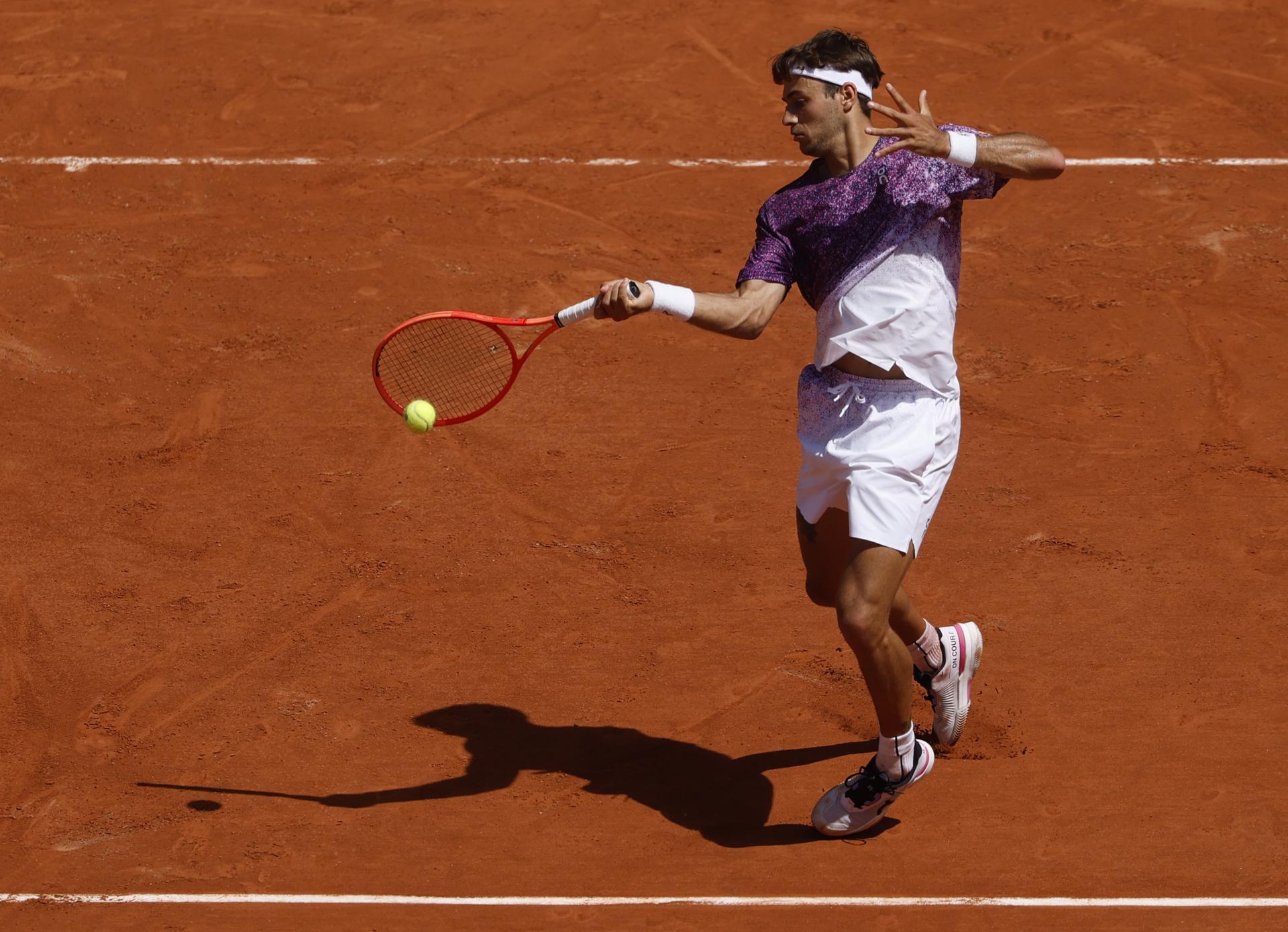 El tenista italiano Flavio Cobolli, durante su partido de cuarta ronda de Roland Garros contra el estadounidense Zachary Svajda, este lunes. EFE/ YOAN VALAT
