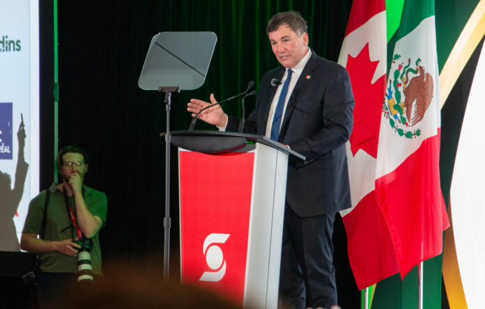 El ministro canadiense encargado de las relaciones comerciales con EE.UU., Dominic LeBlanc, habla durante un evento celebrado en Toronto (Canadá). EFE/Julio César Rivas
